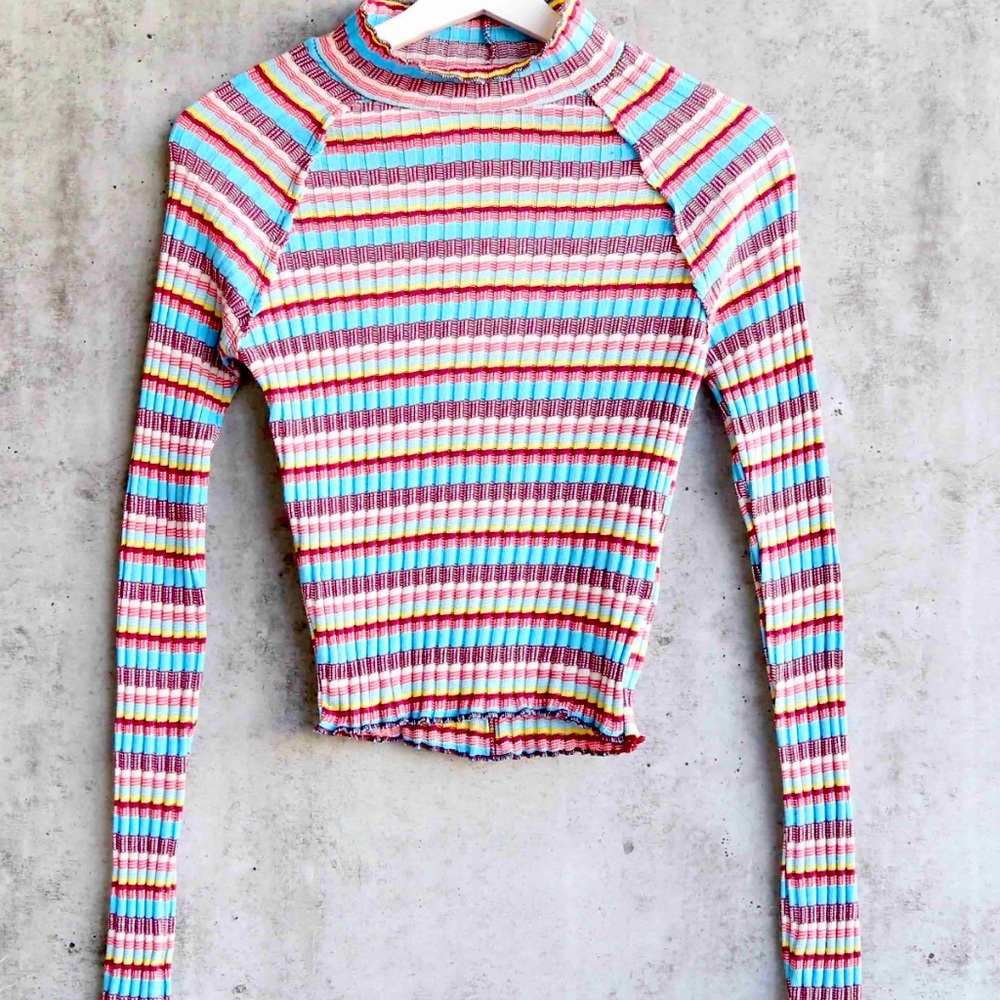 Free people cropped long sleeve top. Perfect condition!